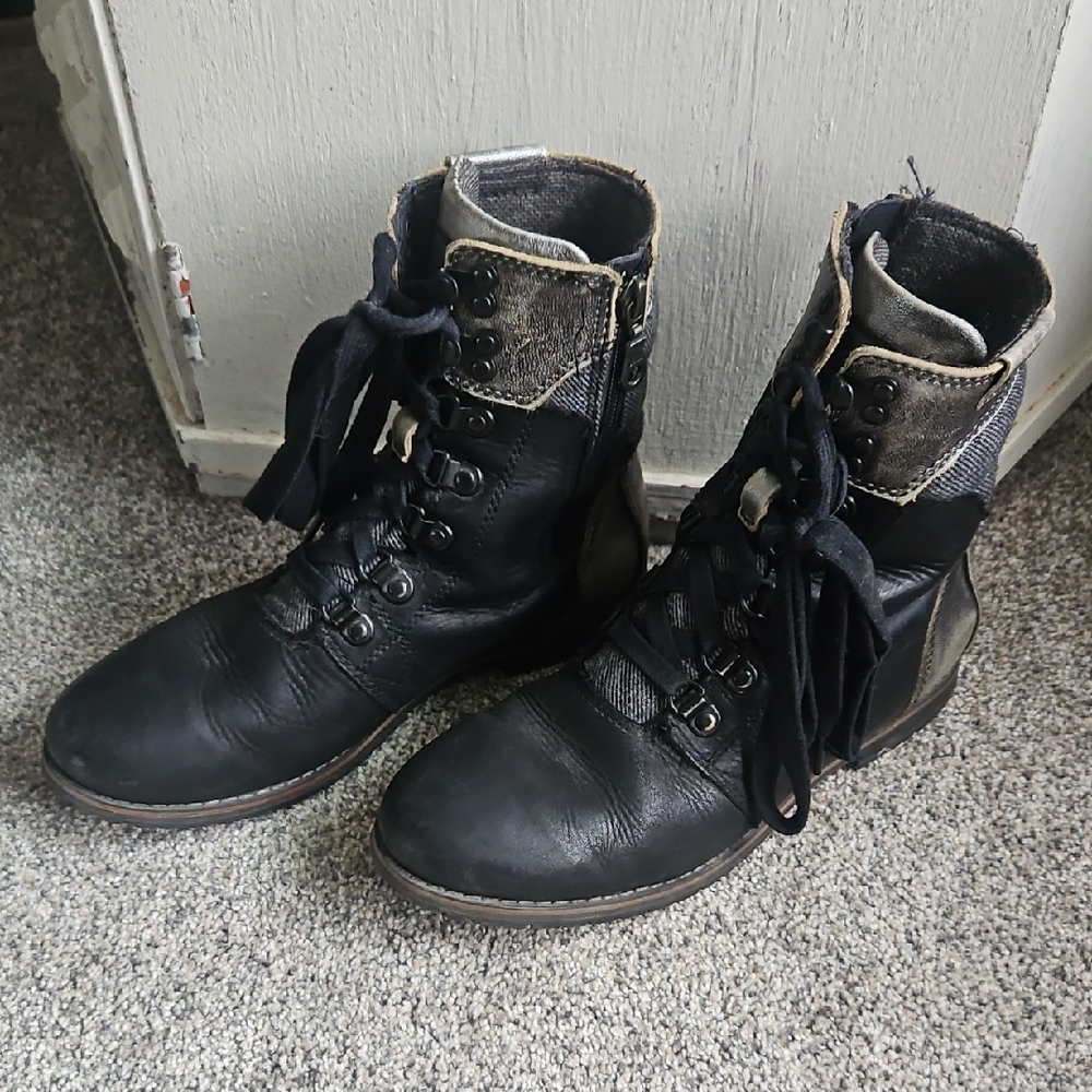 Columbia Black and Gray Boots